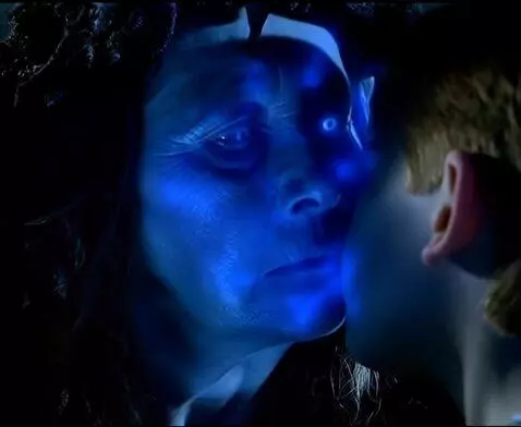 AI Video from prompt: Пожилая снежная королева целуется с юношей в губ