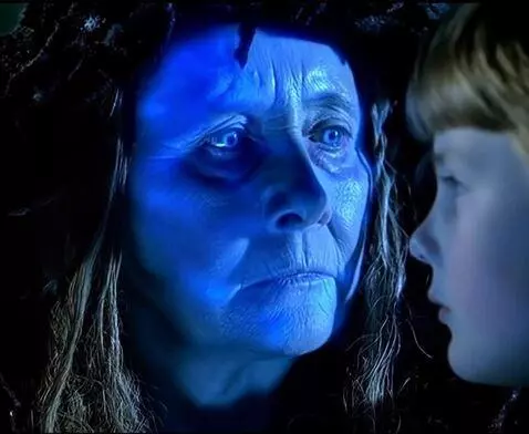 AI Video from prompt: Пожилая снежная королева в белоснежной перчатках