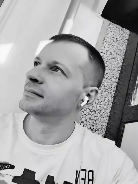 AI Video from prompt: на заднем фоне  за окном оживленный город проезж