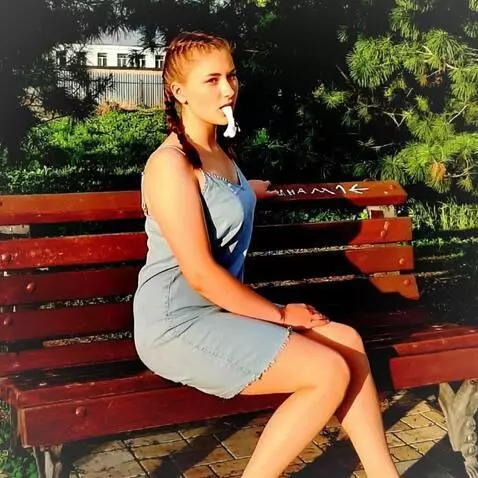 AI Video from prompt: Девушка из рта течет молоко на свою одежду