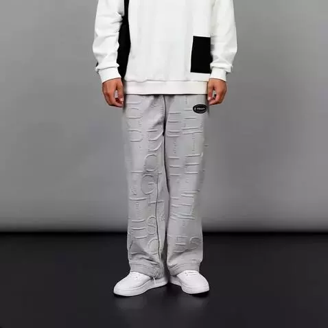 AI Video from prompt: Model tersebut mempromosikan celana yang di paka