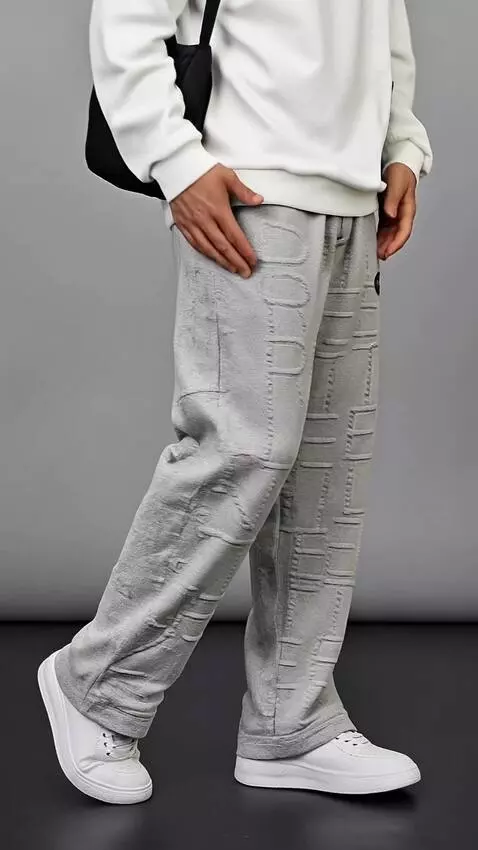 AI Video from prompt: Seorang pria sedang mempromosikan celana yang se