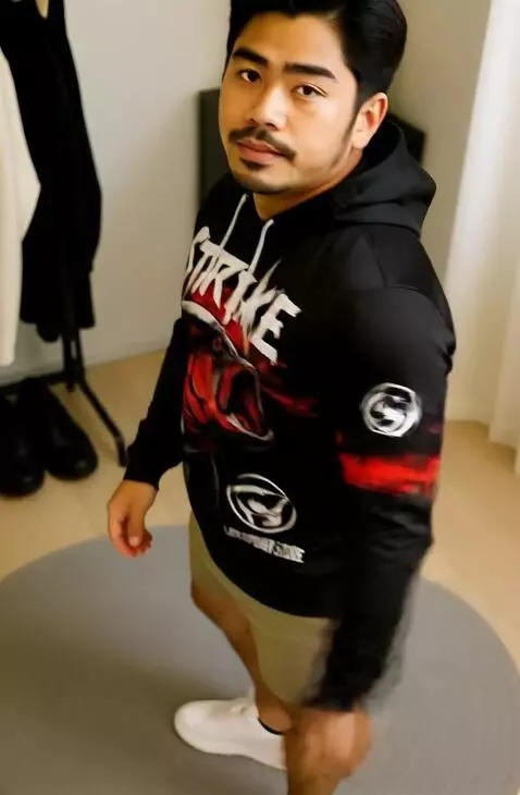 AI Video from prompt: Seorang model pria sedang melakukan gerakan pose