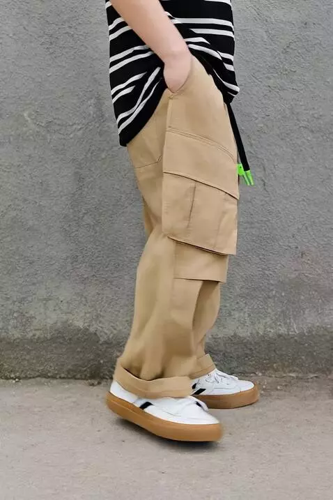 AI Video from prompt: Seorang model pria sedang melakukan gerakan pose