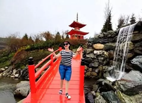 AI Video from prompt: вода падает на камни, женщина машет руками радет