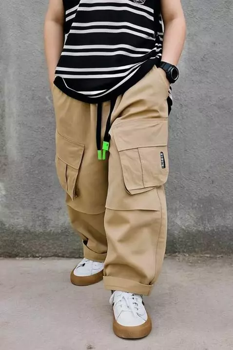 AI Video from prompt: Seorang model anak berjalan ke depan dengan gaya