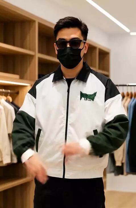 AI Video from prompt: Pria tersebut menyilangkan tangan di dada bergay