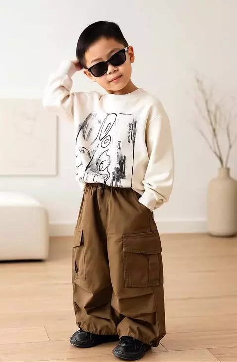 AI Video from prompt: Anak tersebut mengusap rambutnya dengan gaya ker