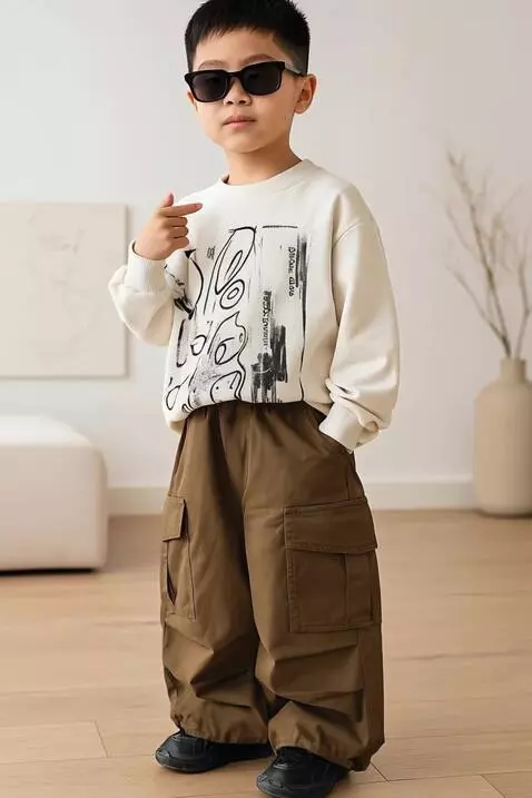 AI Video from prompt: model tersebut mempromosikan celana yang di paka