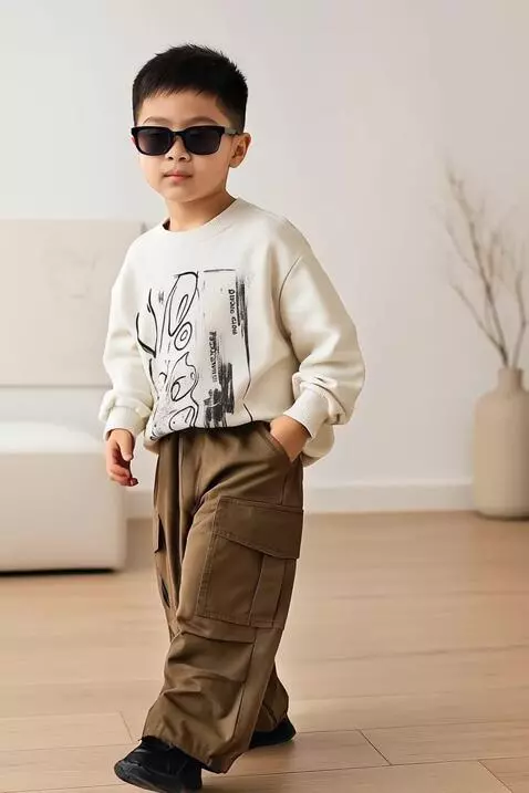 AI Video from prompt: model tersebut berjalan maju ke depan dengan per