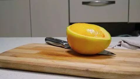 AI Video from prompt: Нужен видео-ролик про стеклянное манго, которое 