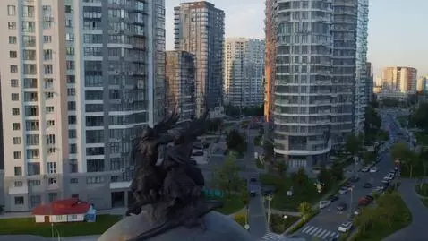 AI Video from prompt: загадочный жуткий город Логлайн