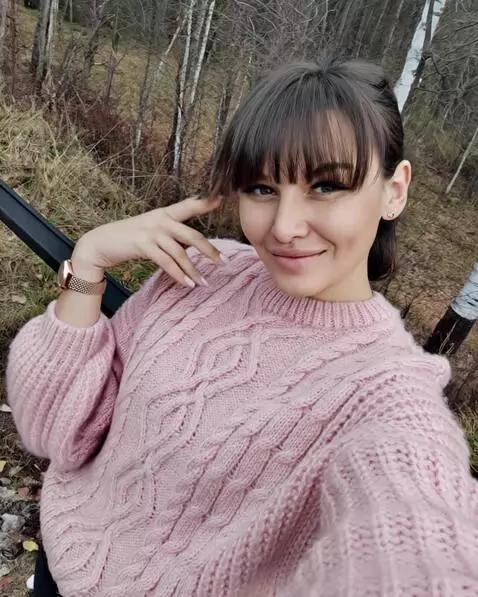 AI Video from prompt: Girl flirtly takes off her sweatshirt