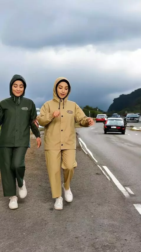 AI Video from prompt: Ke dua wanita berjoget seirama dan gerakannya sa