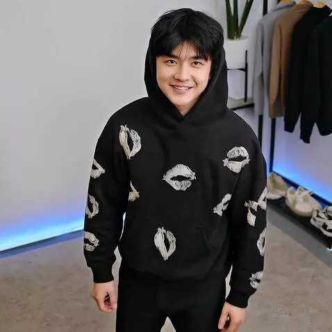 AI Video from prompt: pria ini mudur atau berjalan beberapa langkah ke