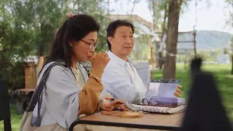 AI Video from prompt: 2 people Lazy school