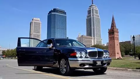 AI Video from prompt: Ведущий новостей подходит к машине марки Rolls-R