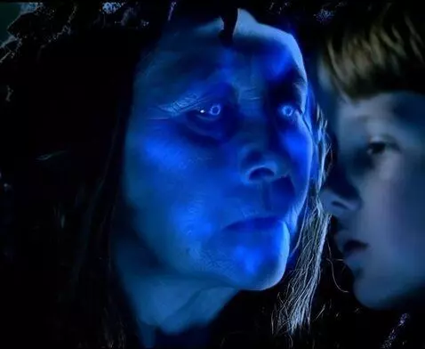 AI Video from prompt: Пожилая снежная королева целуется с юношей в зас