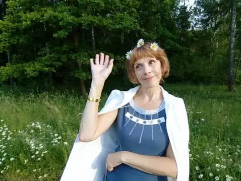 AI Video from prompt: машет рукой и посылает воздушный поцелуй