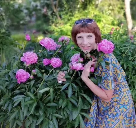 AI Video from prompt: нюхает цветок