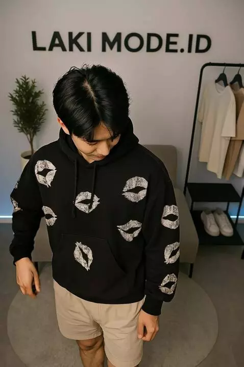 AI Video from prompt: pria ini manirk bagian bajunya seolah menujukan 