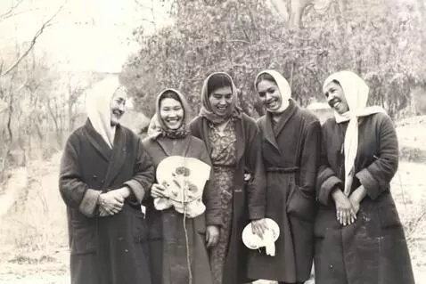 AI Video from prompt: пусть улыбается и смеются