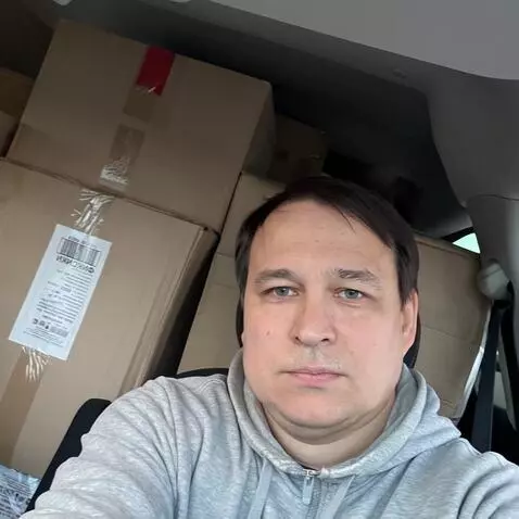 AI Video from prompt: Camera moves goes right showing how the man on t