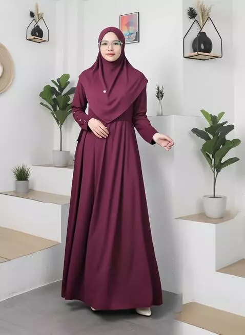 AI Video from prompt: Model tersebut berputar maju kedepan secara kons