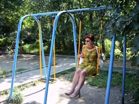 AI Video from prompt: Женщина качается на качелях платье задирается