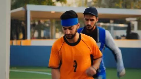 AI Video from prompt: Накачанный парень, в оранжевой футболке и чёрной