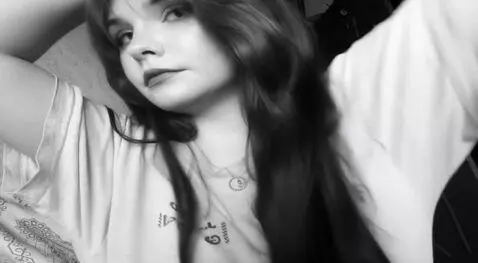 AI Video from prompt: The girl smiles