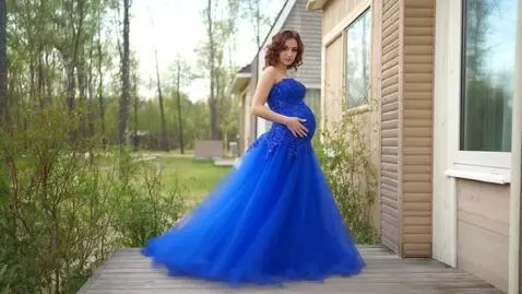 AI Video from prompt: беременная девушка с раздутым животом под тканью