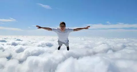 AI Video from prompt: Юноша летит над облаками