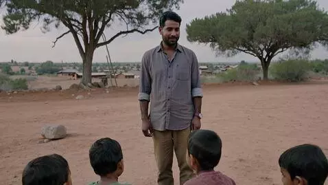 AI Video from prompt: Африканец рассказывает африканским детям о своей