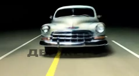 AI Video from prompt: Нужно что бы машина выезжала из-за кадра и встав