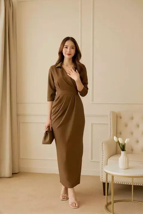 AI Video from prompt: Seorang perempuan sedang mempromosikan baju yang