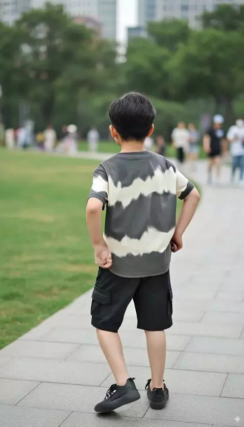 AI Video from prompt: Anak tersebut berputar ke kiri kemudian kembali 