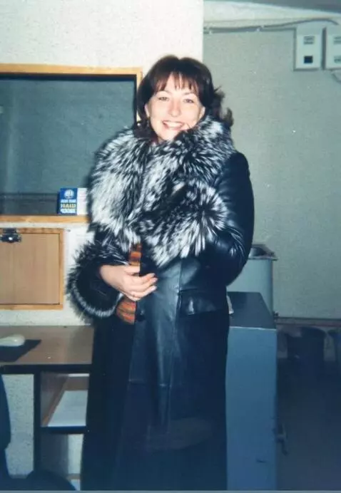 AI Video from prompt: Пятидесятилетняя снежная королева в белоснежных 