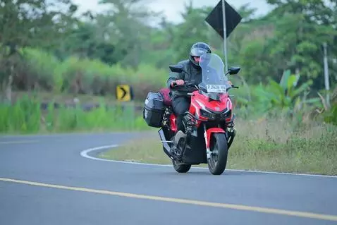 AI Video from prompt: Motor tersebut berjalan menikung mengikuti jalan