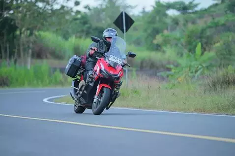 AI Video from prompt: Sepeda motor tersebut berjalan mulus dengan kons