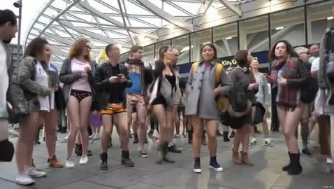 AI Video from prompt: Снимают верхнюю одежду и все танцуют