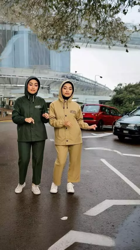 AI Video from prompt: Ke dua wanita berjoget seirama dan gerakannya sa