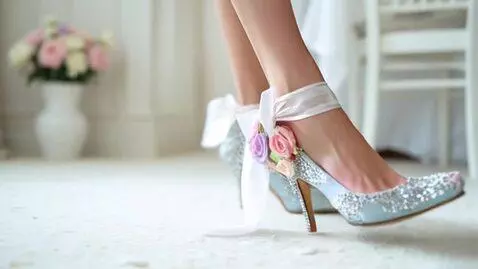 AI Video from prompt: femeie frumoasă defilând pe covor alb, încălțată