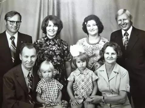 AI Video from prompt: People are getting ready for the photo, everyone