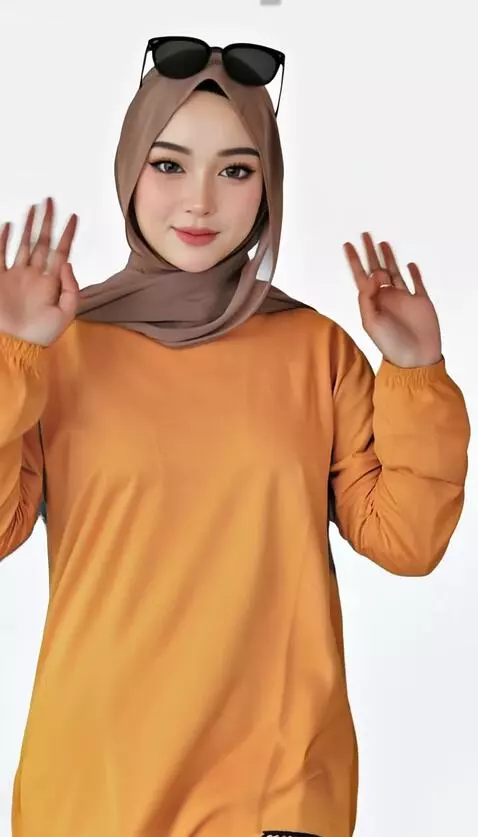 AI Video from prompt: Model tersebut maju sambil melambai-lambaikan ta