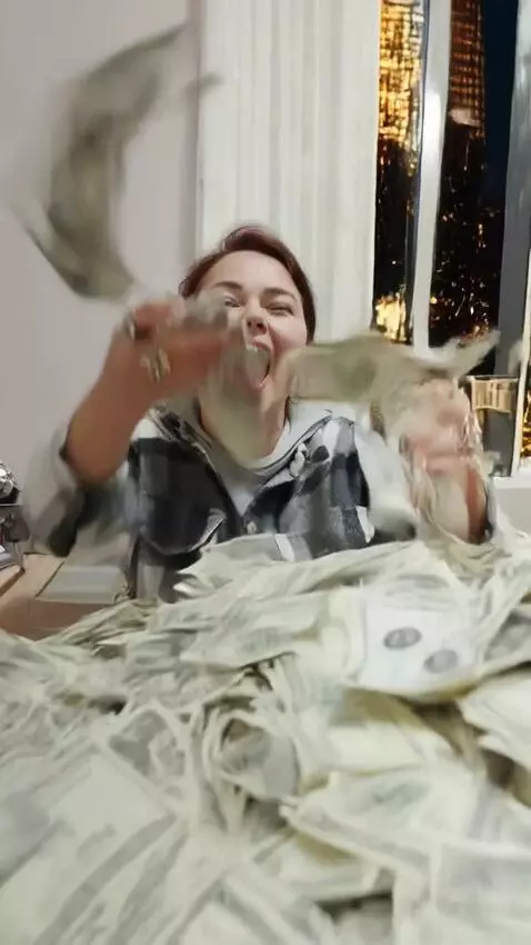 AI Video from prompt: > A glamorous, ultra-wealthy woman in her 30s, d