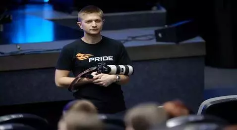 AI Video from prompt: The guy picks up the camera and takes pictures