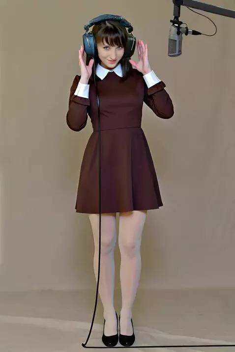 AI Video from prompt: A young woman in a recording studio. He coquetti