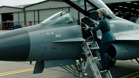 AI Video from prompt: Женщина, 40 лет, модельной внешности, красивая, 