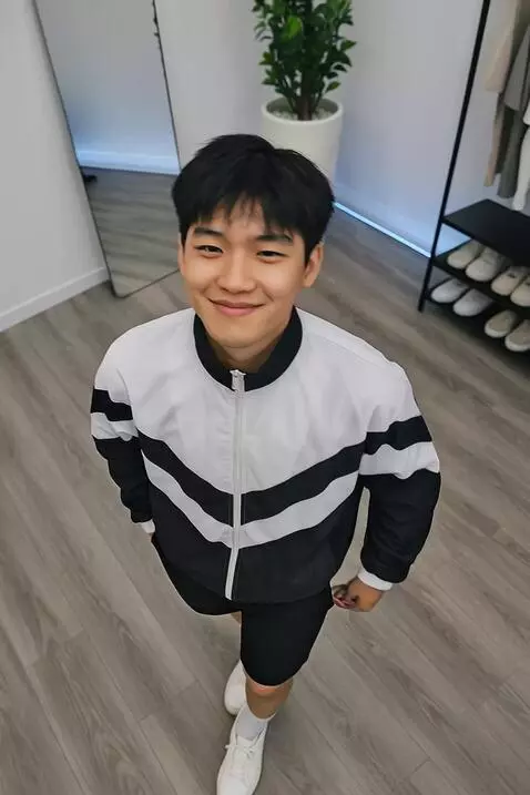 AI Video from prompt: pria ini berjalan dengan elegan dengan senyuman 